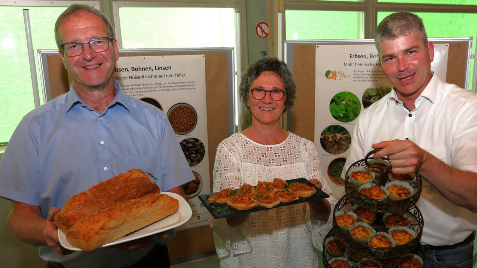 Ein Vierteiljahr nach dem Auftakt ziehen Projektleiterin Sandra Schmidt und Bürgermeister Matthias Enz (rechts, mit Landwirt Frank Bäuerle links) ein erstes Fazit.  Archivfoto: VKZ/Küppers