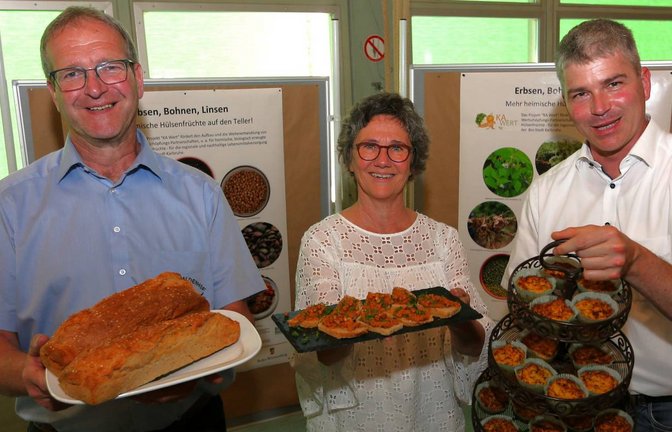 Ein Vierteiljahr nach dem Auftakt ziehen Projektleiterin Sandra Schmidt und Bürgermeister Matthias Enz (rechts, mit Landwirt Frank Bäuerle links) ein erstes Fazit.  Archivfoto: VKZ/Küppers