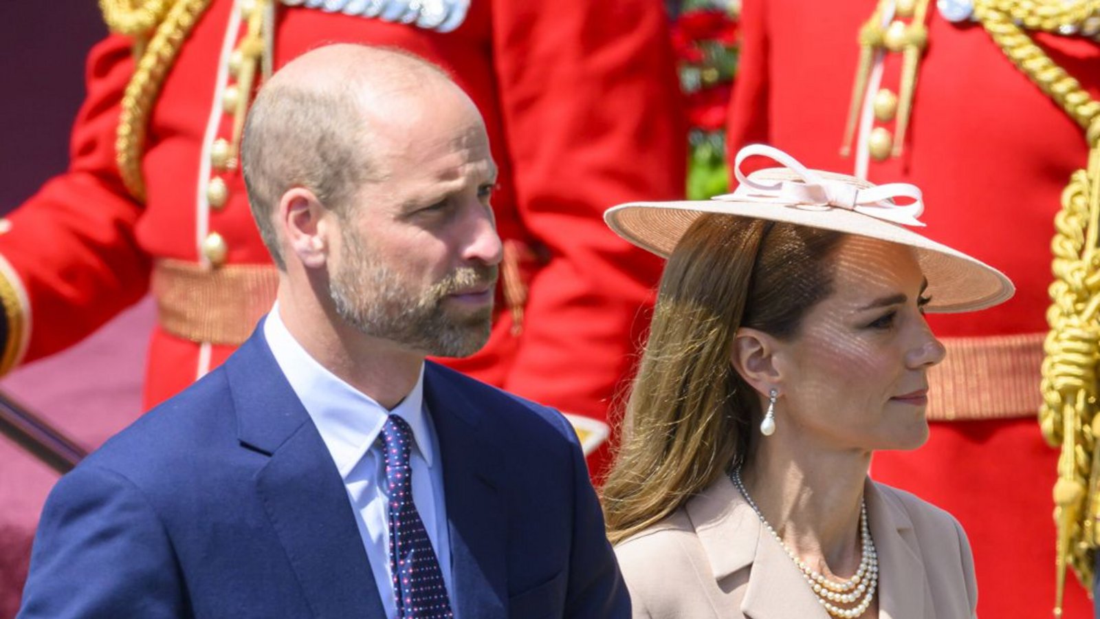 Juli: Royals lassen gerne ihre Kleider für sich sprechen – deshalb ist das puderrosa Ensemble aus Blazer und Tüllrock, das Prinzessin Kate beim Empfang der Macrons trägt, aus Frankreich. Genauer von einem Schwergewicht der französischen Couture: Dior. Der taillierte Blazer lässt den „New Look“ von Christian Dior aus dem 1947 wieder auferstehen.Foto: IMAGO/Cover-Images