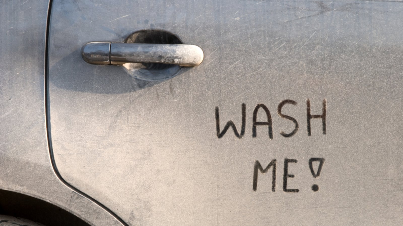 So befreit man das Auto vom Saharastaub.Foto: photka / shutterstock.com So befreit man das Auto vom Saharastaub.Foto: photka / shutterstock.com