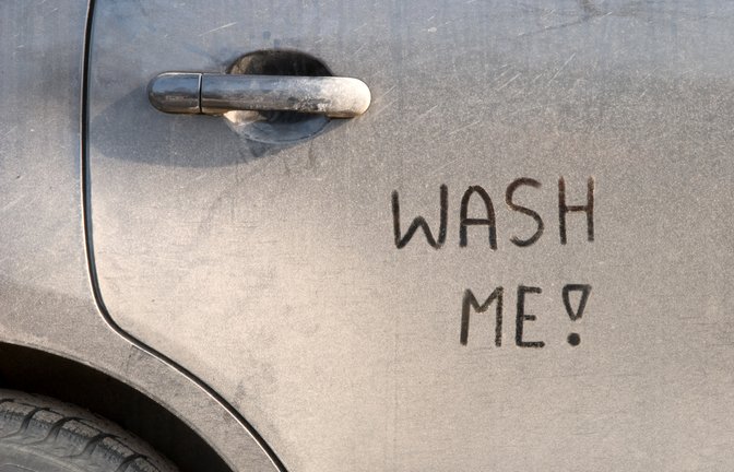 So befreit man das Auto vom Saharastaub.<span class='image-autor'>Foto: photka / shutterstock.com</span>