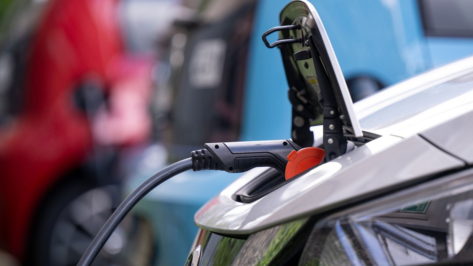 Wer an öffentlichen Säulen laden will, findet zunehmend neue Standorte – nicht nur in Großstädten und an der Autobahn (Symbolbild).Foto: picture alliance/dpa/Monika Skolimowska Wer an öffentlichen Säulen laden will, findet zunehmend neue Standorte – nicht nur in Großstädten und an der Autobahn (Symbolbild).Foto: picture alliance/dpa/Monika Skolimowska