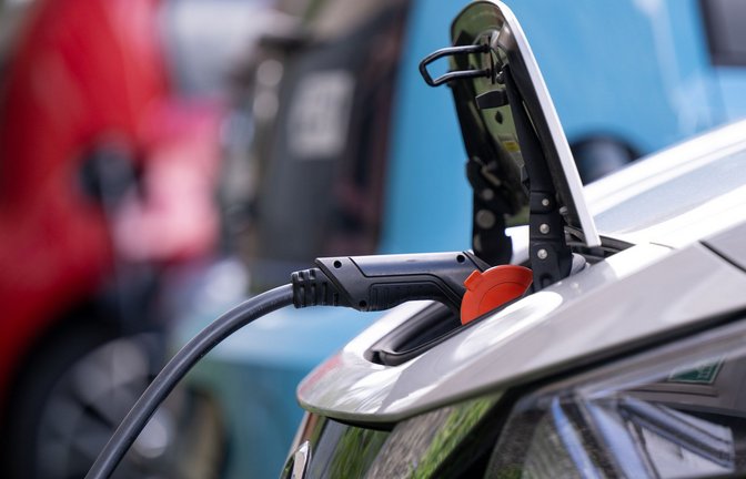 Wer an öffentlichen Säulen laden will, findet zunehmend neue Standorte – nicht nur in Großstädten und an der Autobahn (Symbolbild).<span class='image-autor'>Foto: picture alliance/dpa/Monika Skolimowska</span>