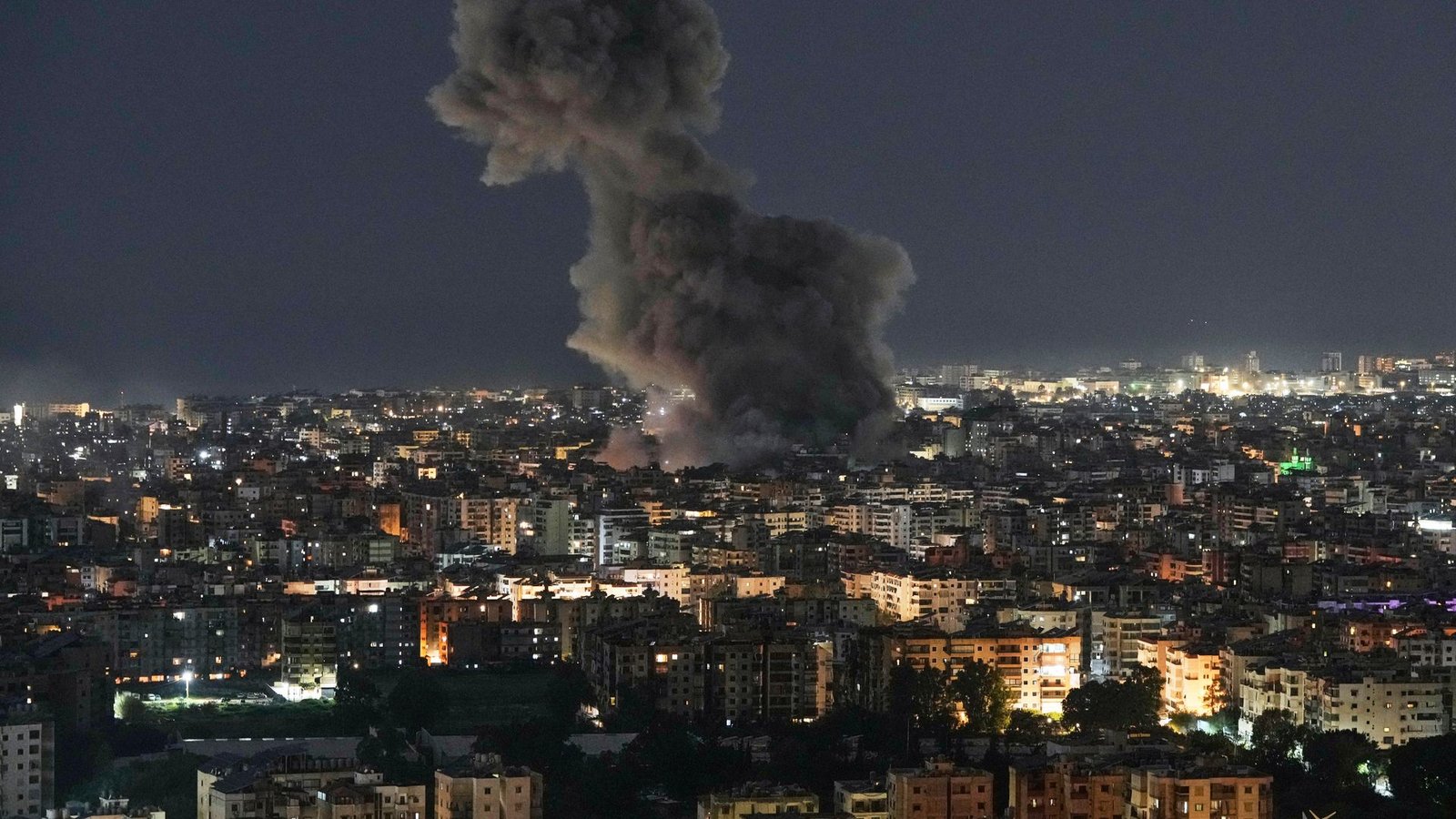 Israel bombardiert auch im Libanon weiter.Foto: Bilal Hussein/AP/dpa Israel bombardiert auch im Libanon weiter.Foto: Bilal Hussein/AP/dpa