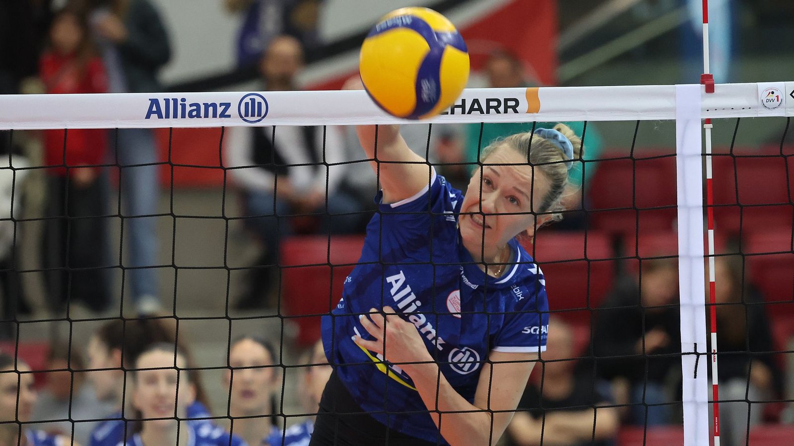 Antonia Stautz hat zwei Jahre lang für Allianz MTV Stuttgart gespielt – nun will sie sich mit dem Meistertitel verabschieden.Foto: Baumann/Hansjürgen Britsch Antonia Stautz hat zwei Jahre lang für Allianz MTV Stuttgart gespielt – nun will sie sich mit dem Meistertitel verabschieden.Foto: Baumann/Hansjürgen Britsch