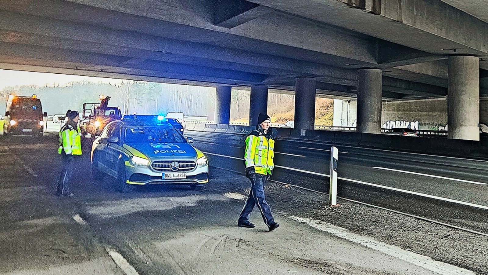 Experten und die Polizei begutachteten die Brücke von unten.Foto: Rosar Experten und die Polizei begutachteten die Brücke von unten.Foto: Rosar