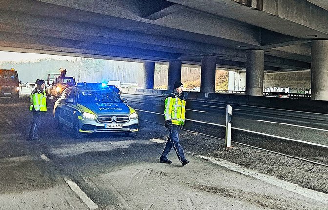 Experten und die Polizei begutachteten die Brücke von unten.<span class='image-autor'>Foto: Rosar</span>