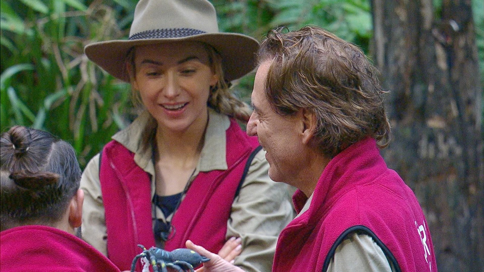 Jörg gesteht den anderen, dass er eine Gummispinne in den Dschungel schmuggelte.Foto: RTL/Folge 18_014 Jörg gesteht den anderen, dass er eine Gummispinne in den Dschungel schmuggelte.Foto: RTL/Folge 18_014