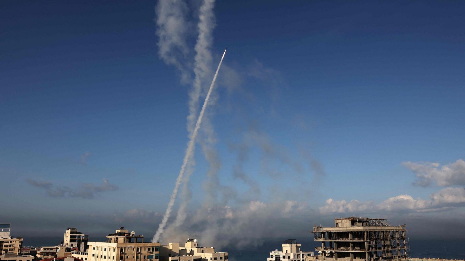 Raketen wurden aus dem Gaza-Streifen abgefeuert.Foto: AFP/MOHAMMED ABED Raketen wurden aus dem Gaza-Streifen abgefeuert.Foto: AFP/MOHAMMED ABED