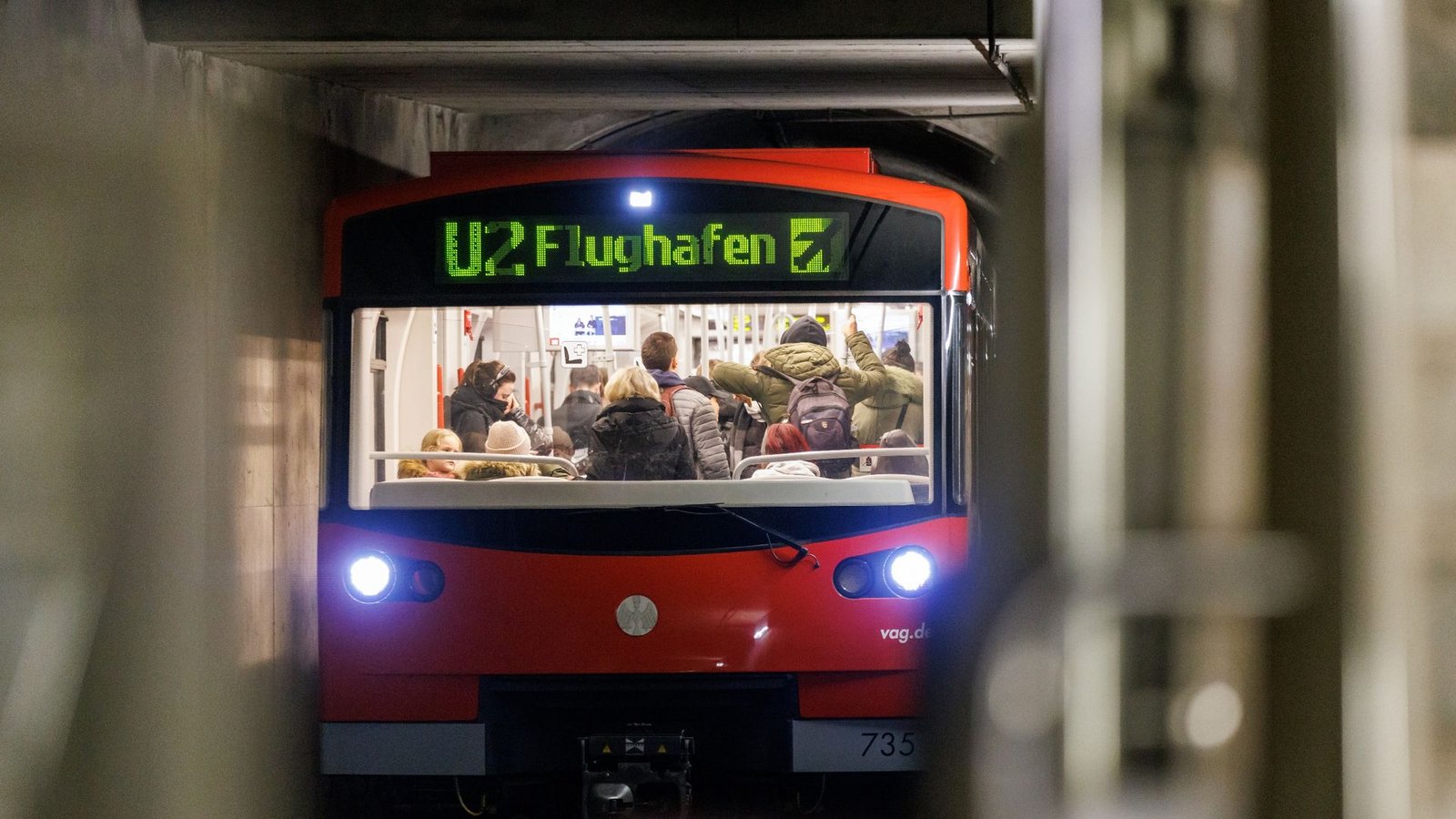 Eine vollautomatische U-Bahn in Nürnberg fährt in einen Bahnhof ein.Foto: Daniel Karmann/dpa