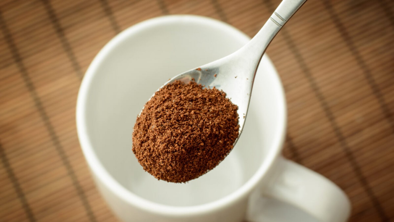 Hier erfahren Sie, wie Sie schnell und einfach die richtige Menge Kaffeepulver für eine Tasse Kaffee dosieren.Foto: Vitalii Stock / Shutterstock.com