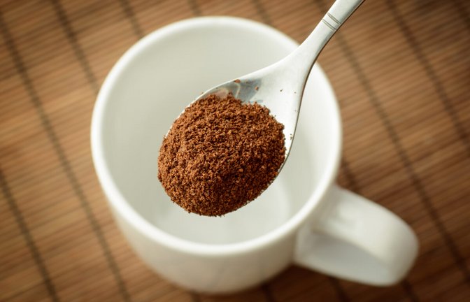 Hier erfahren Sie, wie Sie schnell und einfach die richtige Menge Kaffeepulver für eine Tasse Kaffee dosieren.<span class='image-autor'>Foto: Vitalii Stock / Shutterstock.com</span>