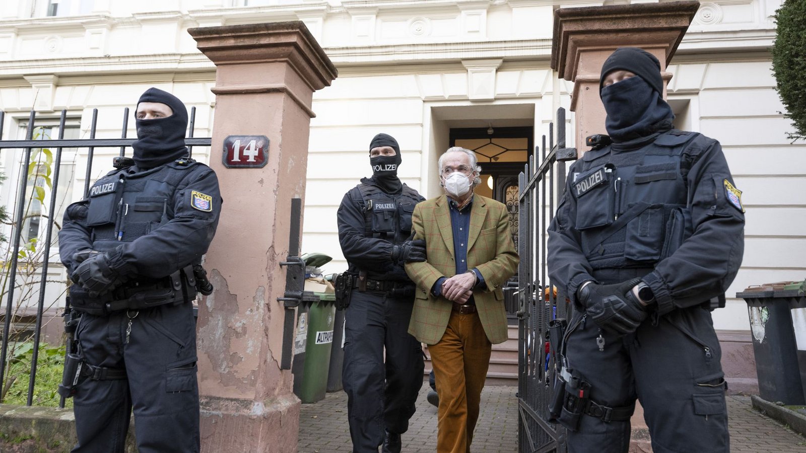 Der festgenommene Heinrich XIII. Prinz Reuß wird am 7. Dezmeber 2022 von Bereitschaftspolizisten der Bundespolizei aus seiner Wohnung in Frankfurt zu einem Mannschaftsbus geführt.Foto: Boris Roessler/dpa/Boris Roessler Der festgenommene Heinrich XIII. Prinz Reuß wird am 7. Dezmeber 2022 von Bereitschaftspolizisten der Bundespolizei aus seiner Wohnung in Frankfurt zu einem Mannschaftsbus geführt.Foto: Boris Roessler/dpa/Boris Roessler