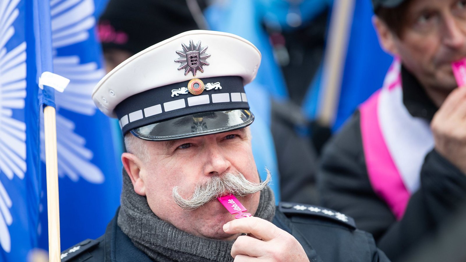 Der Beamtenbund und seine Mitglieder (hier bei einer früheren Demonstration in Stuttgart) wenden sich gegen zunehmende politische Angriffe auf das Berufsbeamtentum.Foto: dpa Der Beamtenbund und seine Mitglieder (hier bei einer früheren Demonstration in Stuttgart) wenden sich gegen zunehmende politische Angriffe auf das Berufsbeamtentum.Foto: dpa
