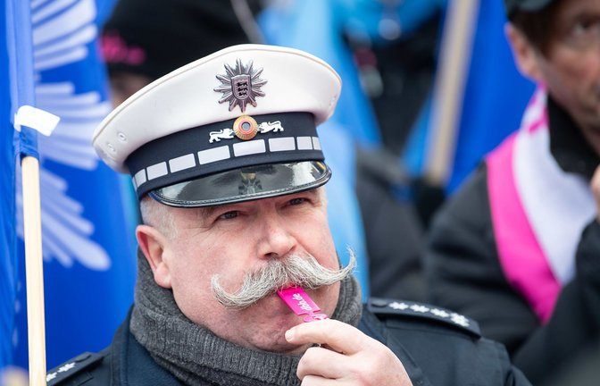 Der Beamtenbund und seine Mitglieder (hier bei einer früheren Demonstration in Stuttgart) wenden sich gegen zunehmende politische Angriffe auf das Berufsbeamtentum.<span class='image-autor'>Foto: dpa</span>