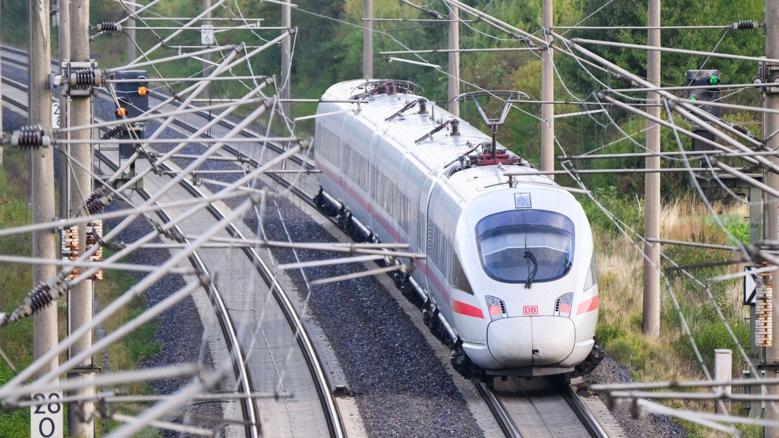 Die Deutsche Bahn beginnt am 1. Mai eine umfassende Sanierung der Strecke zwischen Hamburg und Hannover. (Archivbild)Foto: Julian Stratenschulte/dpa