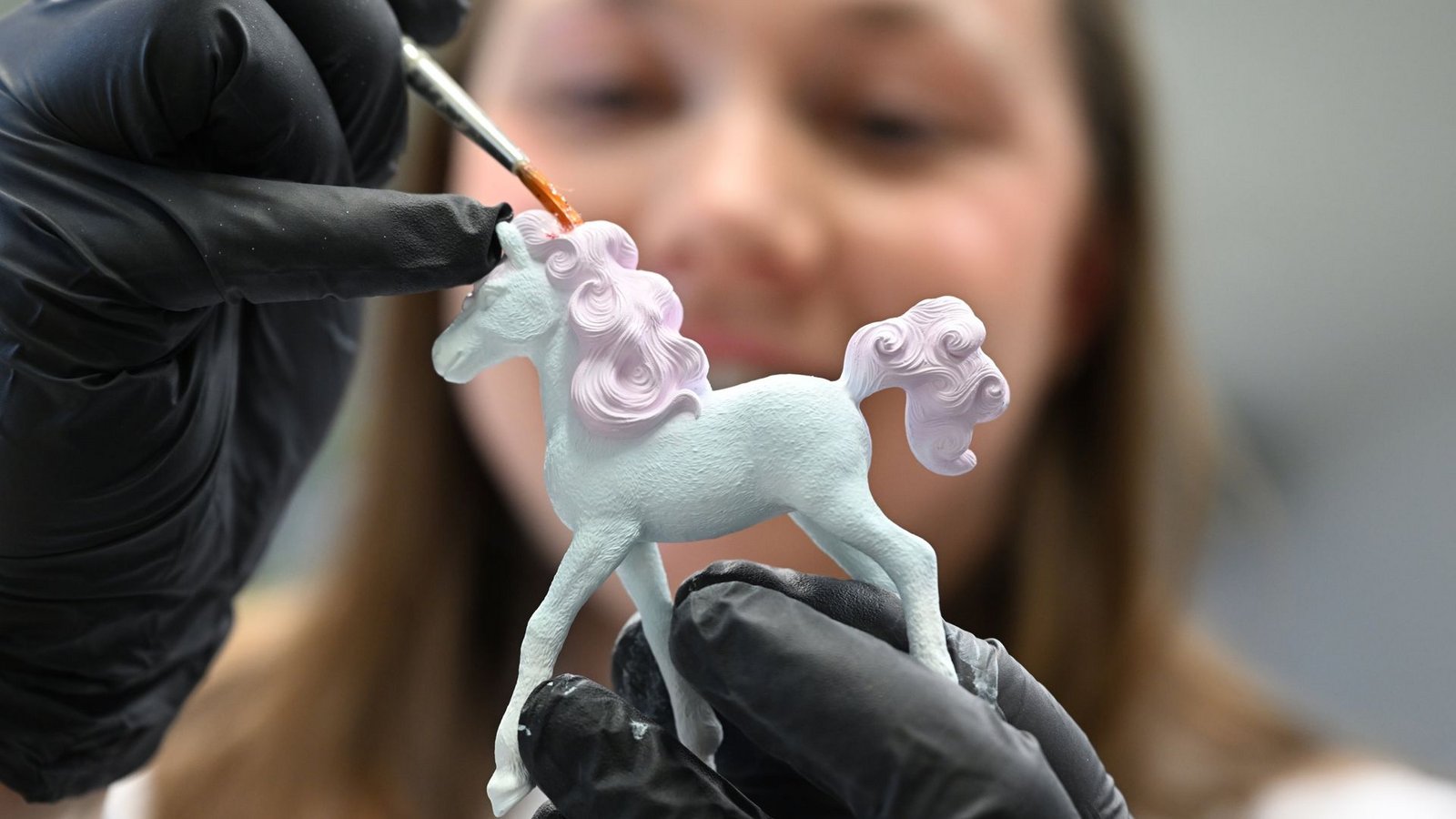 Schleich-Figuren sind schick, aber nicht schicki-micki, glaubt der Gmünder OB Richard Arnold.Foto: dpa/Bernd Weißbrod