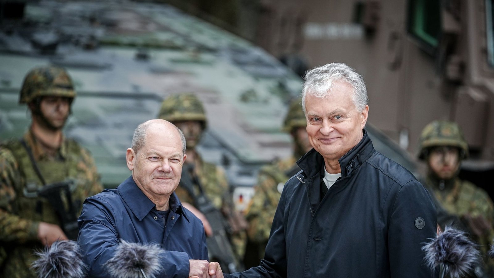 Hand in Hand: Kanzler Scholz und Litauens Präsident Gitanas Nauseda in Pabrade.Foto: dpa/Kay Nietfeld Hand in Hand: Kanzler Scholz und Litauens Präsident Gitanas Nauseda in Pabrade.Foto: dpa/Kay Nietfeld