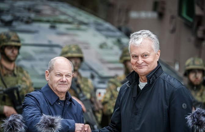 Hand in Hand: Kanzler Scholz und Litauens Präsident Gitanas Nauseda in Pabrade.<span class='image-autor'>Foto: dpa/Kay Nietfeld</span>