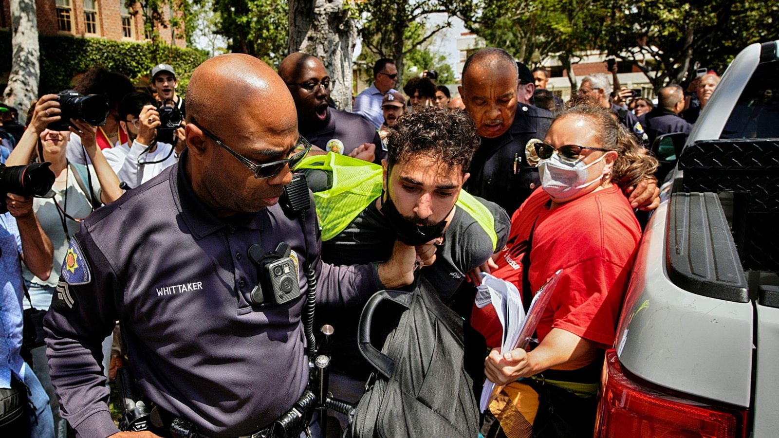 Ein Demonstrant der University of Southern California wird während einer pro-palästinensischen Besetzung des Alumni-Parks in Los Angeles von Beamten des USC Department of Public Safety festgehalten.Foto: Richard Vogel/AP/dpa