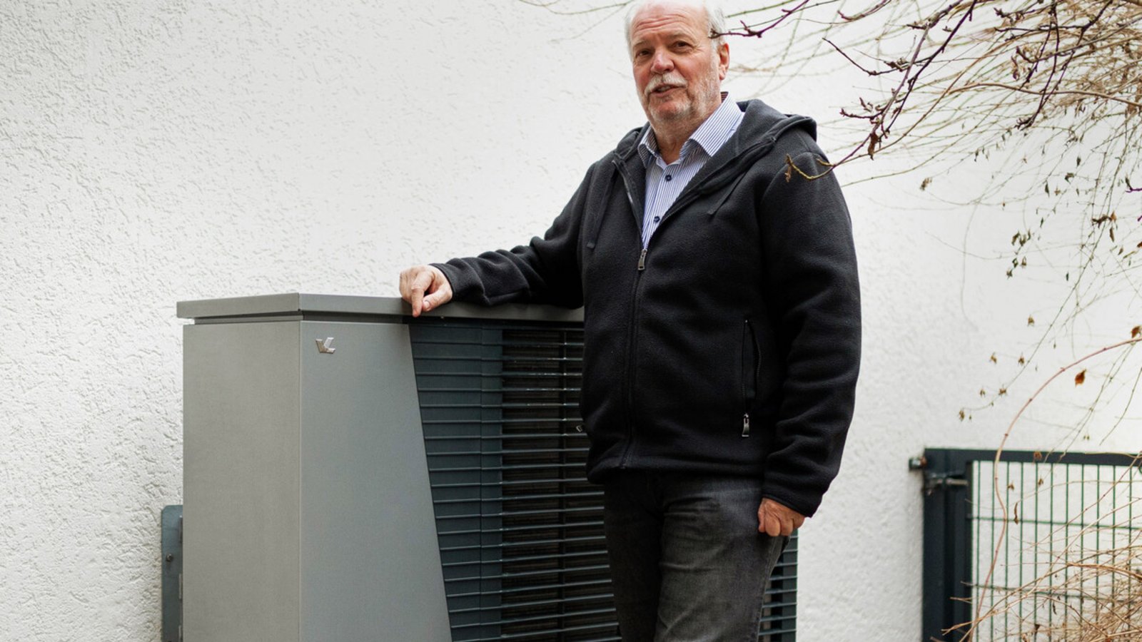 Thomas Gerner aus Stuttgart-Plieningen betreibt eine Wärmepumpe. In Stuttgart sind derzeit 2700 Stück angemeldet.Thomas Gerner aus Stuttgart-Plieningen betreibt eine Wärmepumpe. In Stuttgart sind derzeit 2700 Stück angemeldet.Foto: Lg/J.Rettig Thomas Gerner aus Stuttgart-Plieningen betreibt eine Wärmepumpe. In Stuttgart sind derzeit 2700 Stück angemeldet.Thomas Gerner aus Stuttgart-Plieningen betreibt eine Wärmepumpe. In Stuttgart sind derzeit 2700 Stück angemeldet.Foto: Lg/J.Rettig