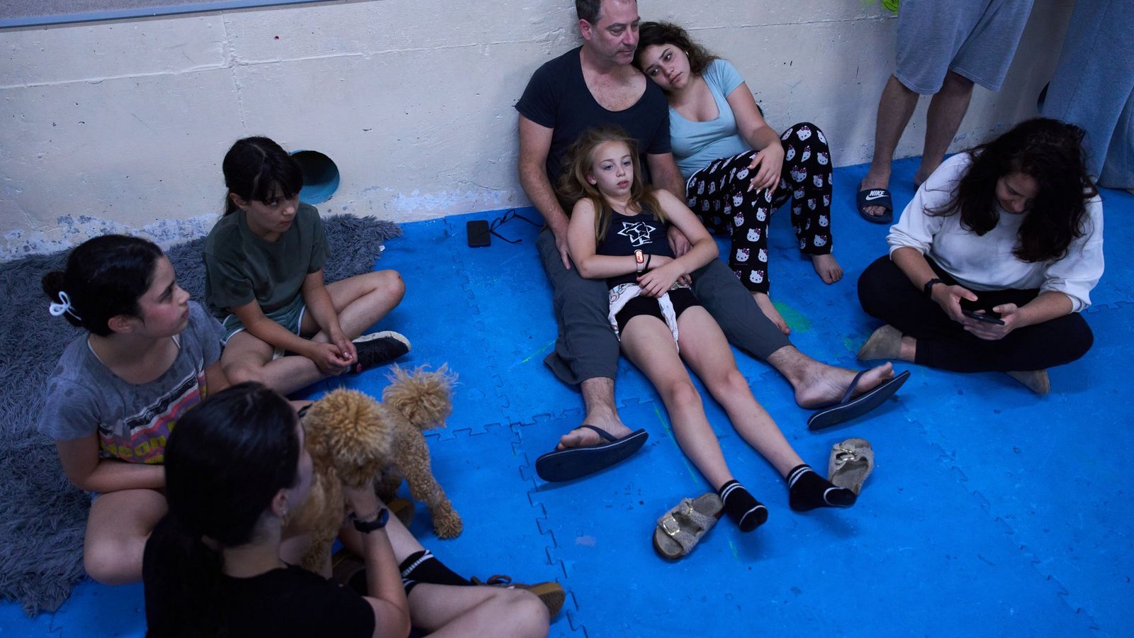 Während der iranischen Angriffe auf Israel suchen Menschen Schutz.Foto: Oded Balilty/AP/dpa