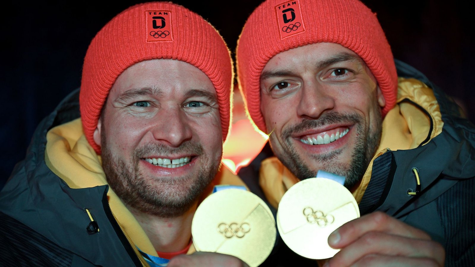 Johannes Lochner hat das erste Bob-Duell von Cortina gegen Francesco Friedrich für sich entschieden und gemeinsam mit Georg Fleischhauer Gold im Zweier geholt.Foto: Robert Michael/dpa Johannes Lochner hat das erste Bob-Duell von Cortina gegen Francesco Friedrich für sich entschieden und gemeinsam mit Georg Fleischhauer Gold im Zweier geholt.Foto: Robert Michael/dpa