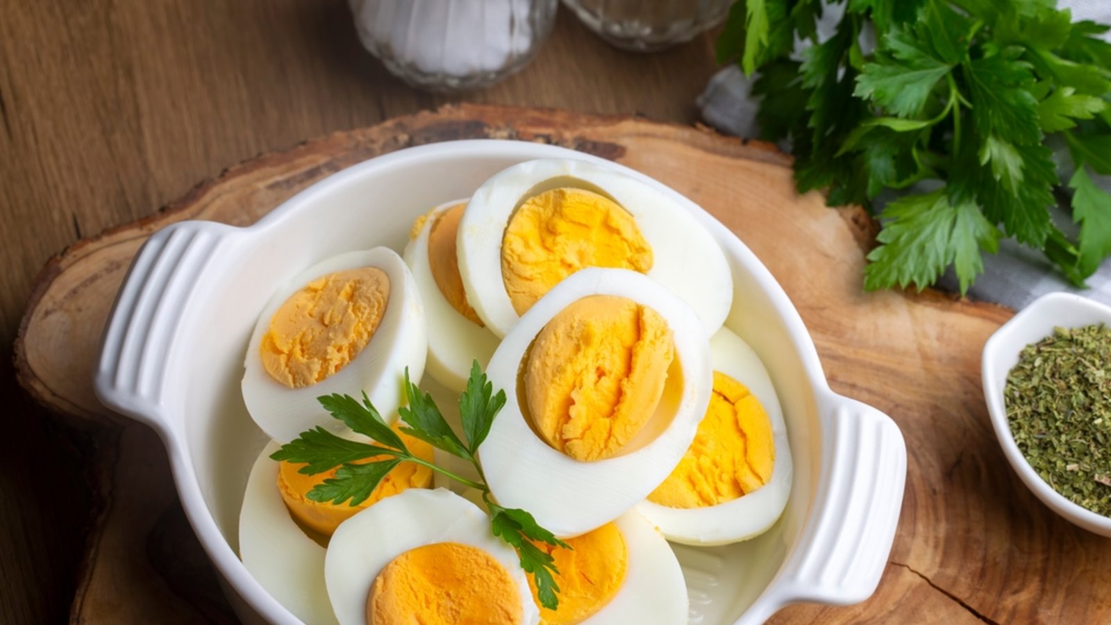 Gekochte Eier sind bei richtiger Lagerung mehrere Wochen haltbar.Foto: Esin Deniz/ Shutterstock Gekochte Eier sind bei richtiger Lagerung mehrere Wochen haltbar.Foto: Esin Deniz/ Shutterstock