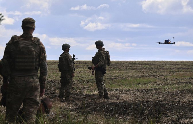 Auf dem Bild sind ukrainische Soldaten zu sehen. Russische Streitkräfte haben in der Ukraine einen großen Geländegewinn erzielt. (Archivbild)<span class='image-autor'>Foto: IMAGO/Ukrinform/IMAGO</span>