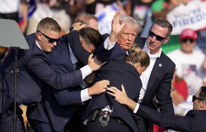 Donald Trump, umringt von Sicherheitsbeamten, unmittelbar nach dem Attentat<span class='image-autor'>Foto: dpa/Gene J. Puskar</span>