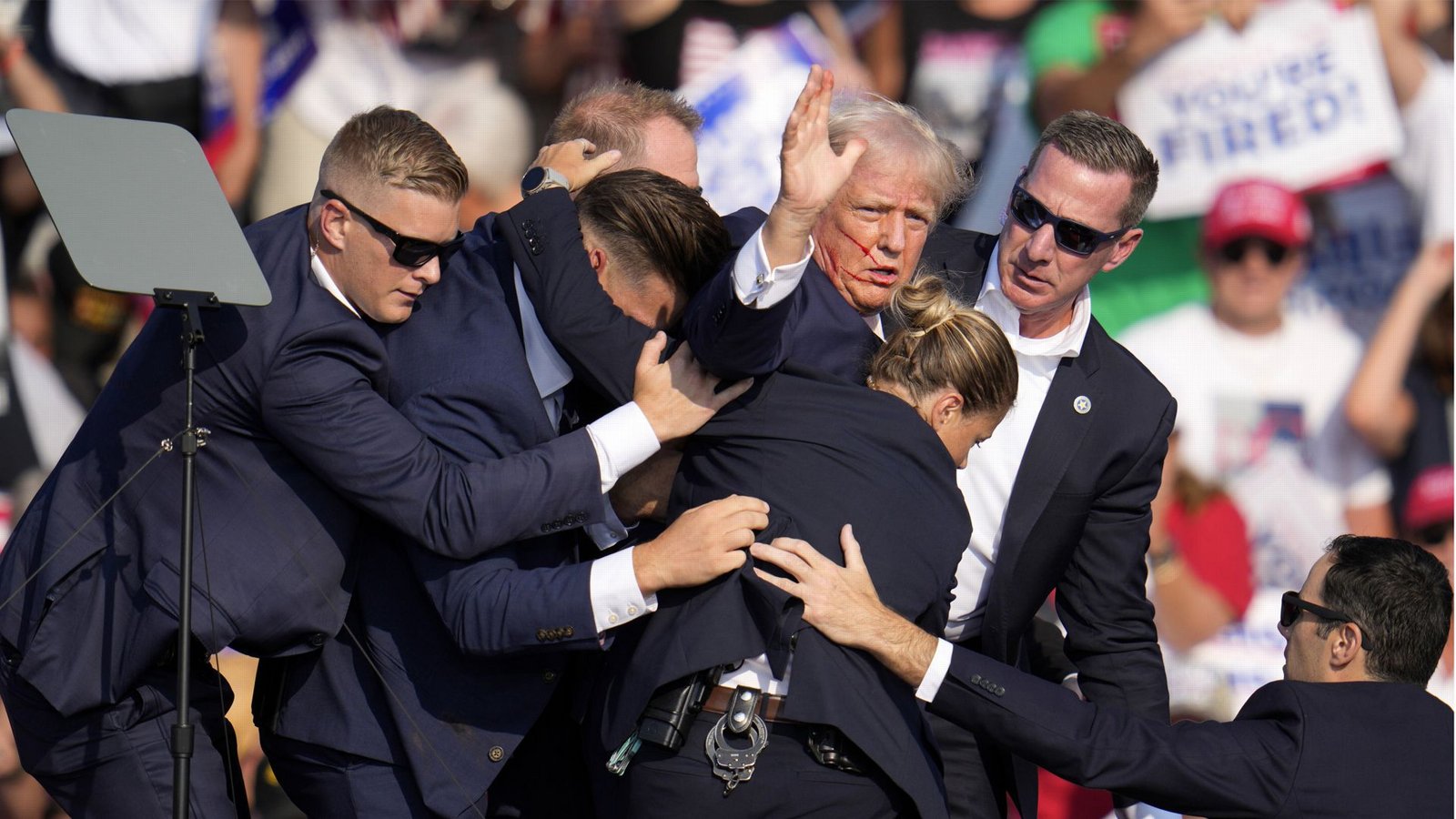 Donald Trump, umringt von Sicherheitsbeamten, unmittelbar nach dem AttentatFoto: dpa/Gene J. Puskar Donald Trump, umringt von Sicherheitsbeamten, unmittelbar nach dem AttentatFoto: dpa/Gene J. Puskar