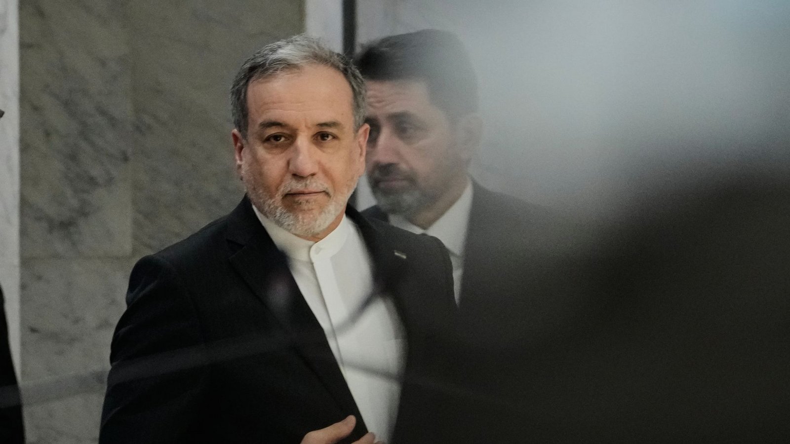 Irans Außenminister Araghtschi beansprucht die Kontrolle über die Meerenge für sein Land.Foto: Hadi Mizban/AP/dpa