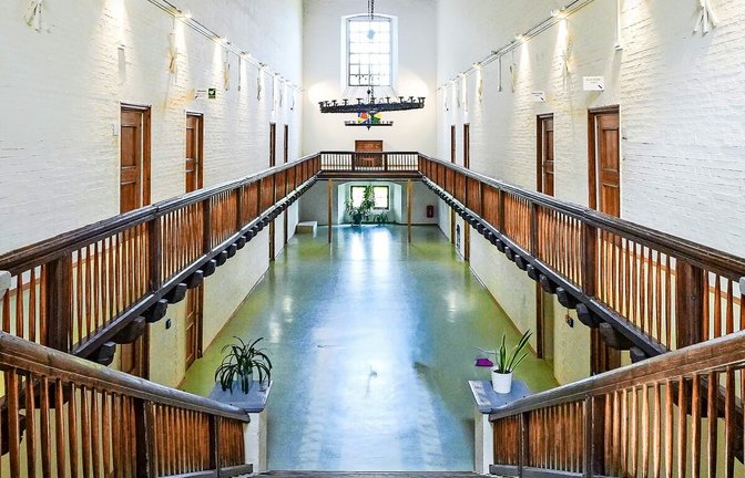 Albert-Schweitzer-Schule in Stuttgart-Rohr mit architektonisch und politisch bewegter Geschichte – der Umgang mit dem problematischen Erbe ist herausfordernd.<span class='image-autor'>Foto: Lichtgut/Ferdinando Iannone</span>