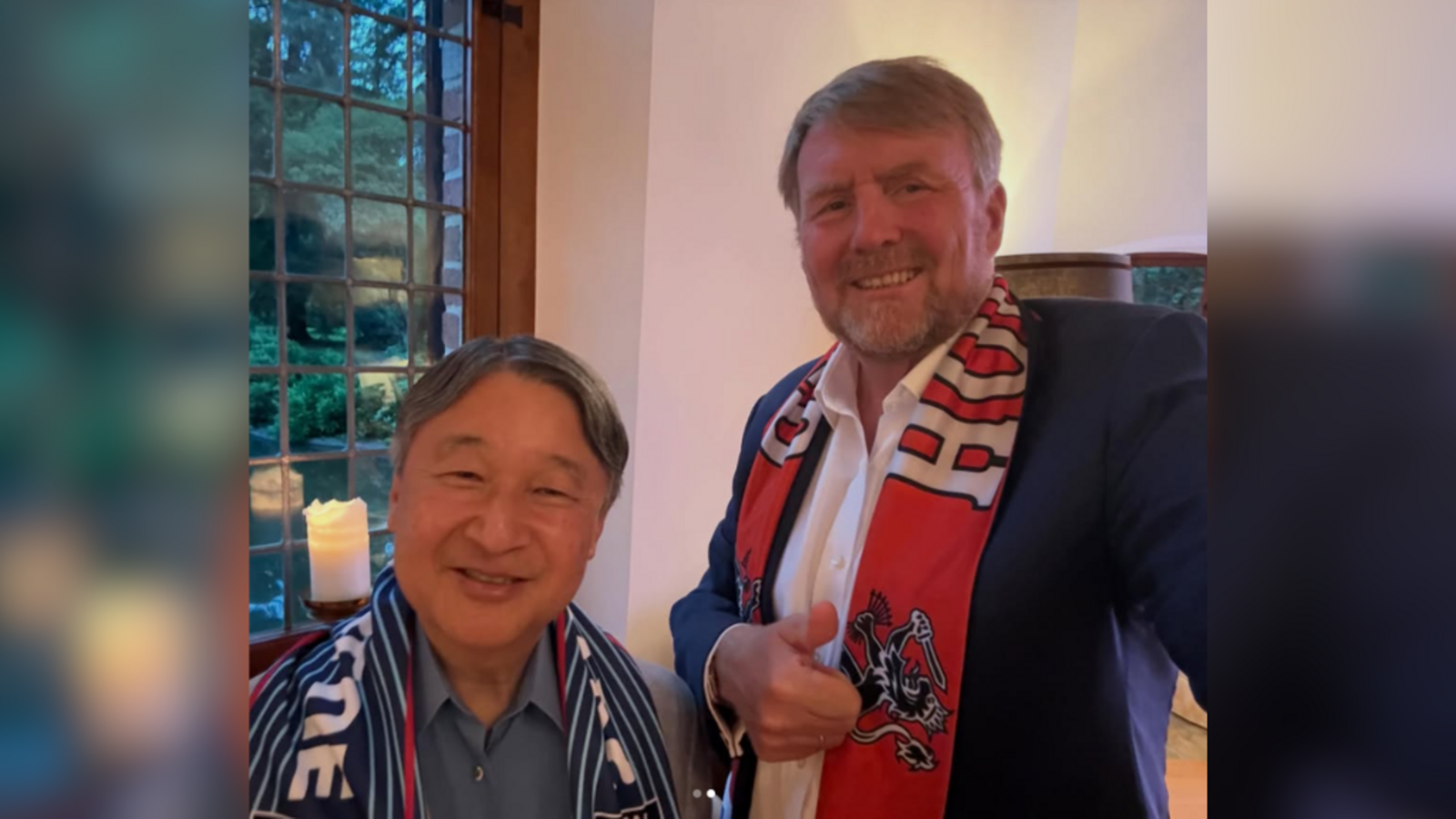 Japans Kaiser Naruhito (l.) und der niederländische König Willem-Alexander machen beim Fußballgucken Selfies.Foto: instagram.com/koninklijkhuis