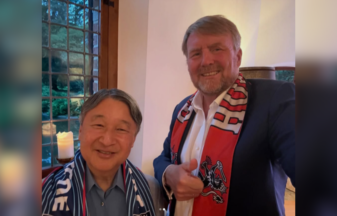 Japans Kaiser Naruhito (l.) und der niederländische König Willem-Alexander machen beim Fußballgucken Selfies.<span class='image-autor'>Foto: instagram.com/koninklijkhuis</span>