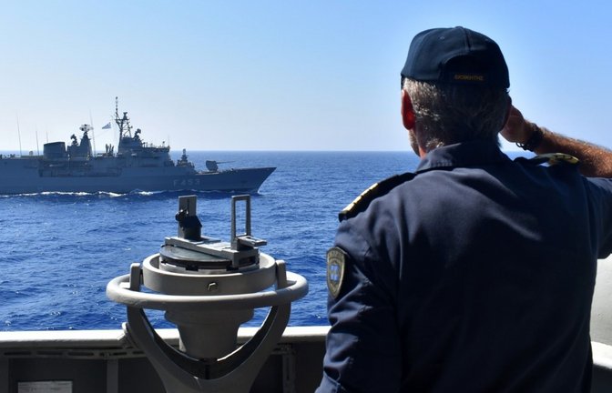 Ein Offizier salutiert während einer Militärübung im östlichen Mittelmeer.<span class='image-autor'>Foto: dpa</span>