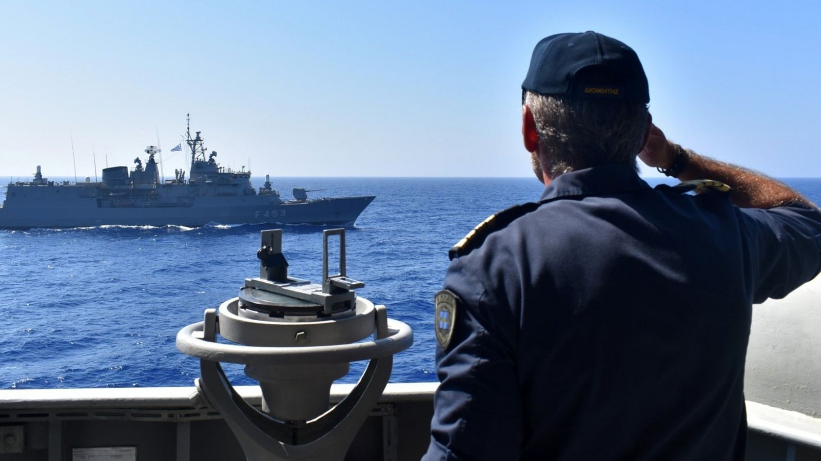 Ein Offizier salutiert während einer Militärübung im östlichen Mittelmeer.Foto: dpa