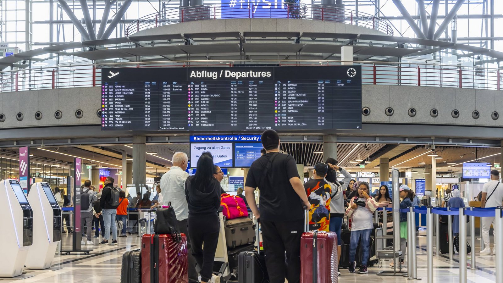 Reisende mit Gepäck beim Check-in am Flughafen Stuttgart (Symbolfoto).Foto: IMAGO/Arnulf Hettrich/IMAGO/Arnulf Hettrich Reisende mit Gepäck beim Check-in am Flughafen Stuttgart (Symbolfoto).Foto: IMAGO/Arnulf Hettrich/IMAGO/Arnulf Hettrich