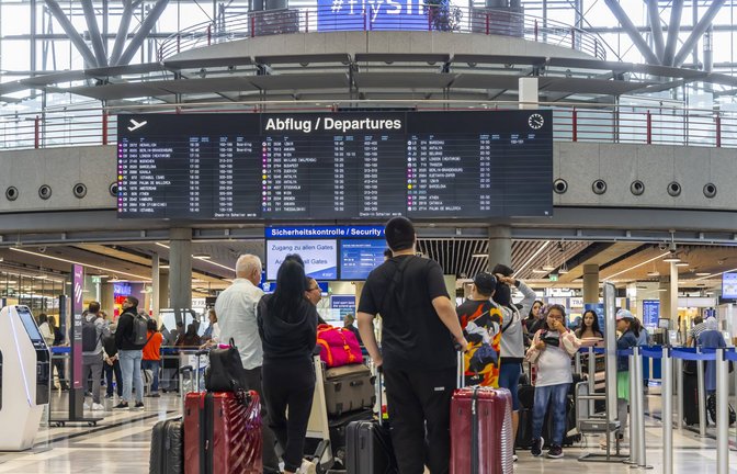 Reisende mit Gepäck beim Check-in am Flughafen Stuttgart (Symbolfoto).<span class='image-autor'>Foto: IMAGO/Arnulf Hettrich/IMAGO/Arnulf Hettrich</span>