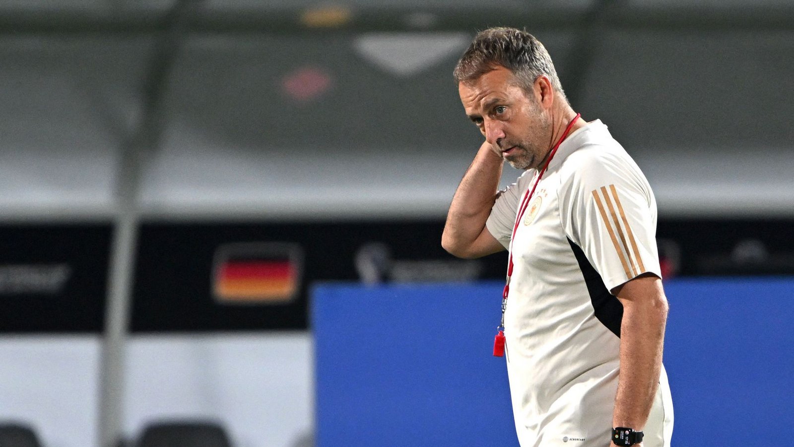 Hansi Flick muss seine Lehren aus dem WM-Aus ziehen.Foto: AFP/INA FASSBENDER