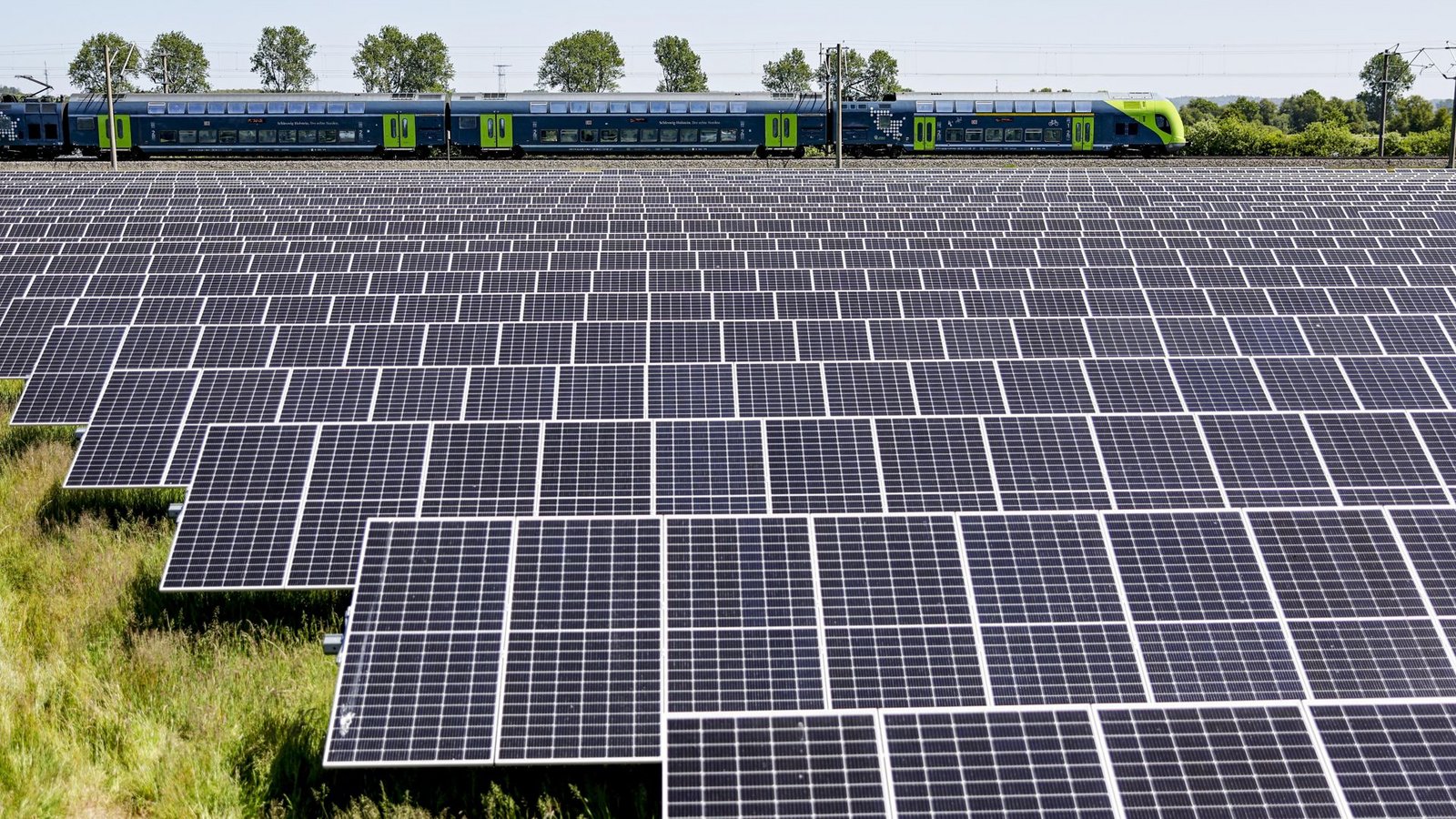 Der Ausbau der Solarenergie hat mit zum hohen Anteil der Erneuerbaren Energien an der gesamten Energieerzeugung geführt.Foto: Axel Heimken/dpa Der Ausbau der Solarenergie hat mit zum hohen Anteil der Erneuerbaren Energien an der gesamten Energieerzeugung geführt.Foto: Axel Heimken/dpa