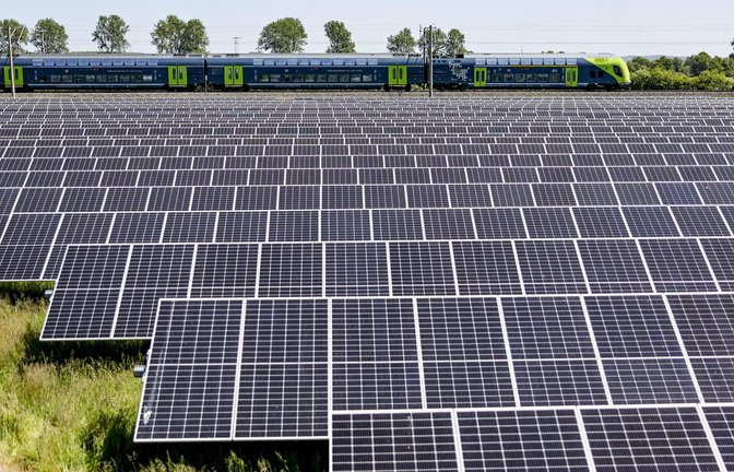 Der Ausbau der Solarenergie hat mit zum hohen Anteil der Erneuerbaren Energien an der gesamten Energieerzeugung geführt.<span class='image-autor'>Foto: Axel Heimken/dpa</span>