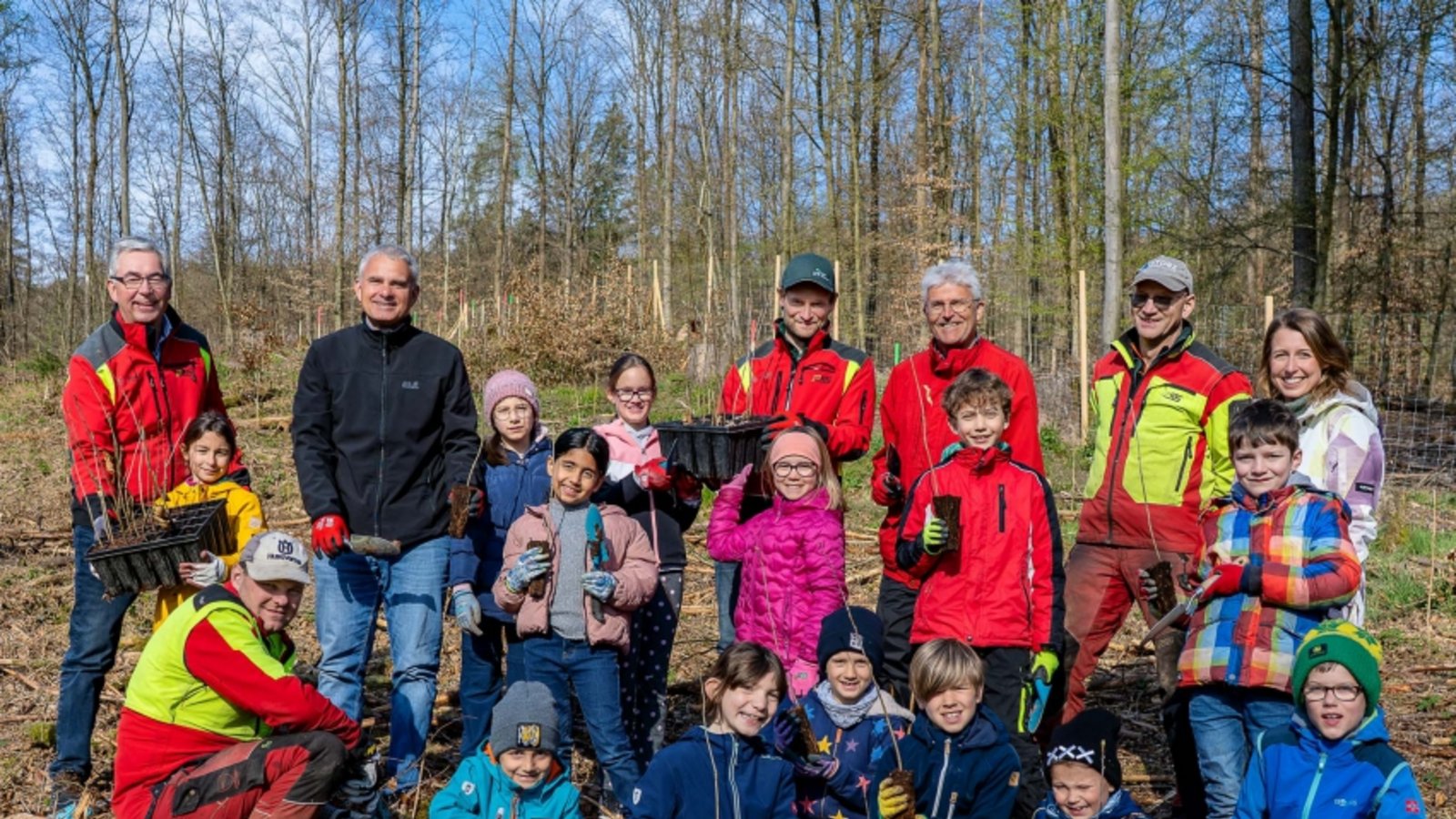 Die Klasse 3b und Lehrkräfte der Kirbachschule pflanzen mithilfe von Mitarbeitenden des Landkreises Bäume am Baiselsberg. Foto: LL Die Klasse 3b und Lehrkräfte der Kirbachschule pflanzen mithilfe von Mitarbeitenden des Landkreises Bäume am Baiselsberg. Foto: LL