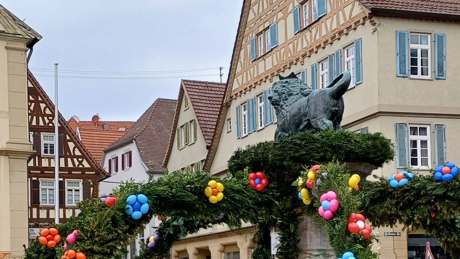 Fleißige Hände der Vaihinger Landfrauen haben am Samstag aus dem Marktplatzbrunnen einen prächtigen Osterbrunnen gemacht.  Foto: Rücker