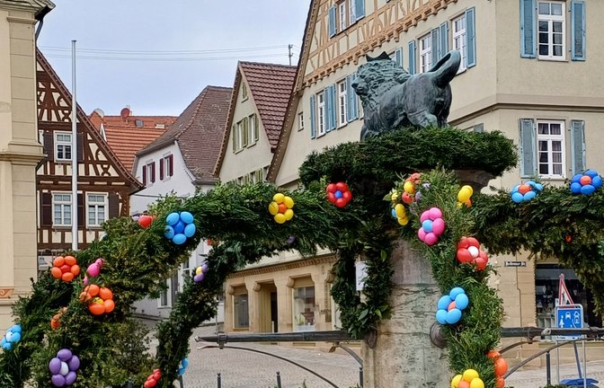 Fleißige Hände der Vaihinger Landfrauen haben am Samstag aus dem Marktplatzbrunnen einen prächtigen Osterbrunnen gemacht.  <span class='image-autor'>Foto: Rücker</span>