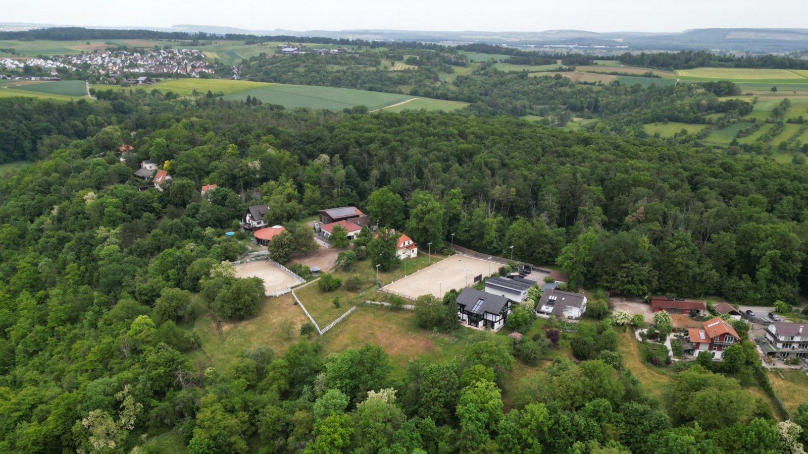 Dank der Fördermittel von Bund und Land werden auch Außenbereiche wie die Sonnenberg-Siedlung bei Nussdorf ans Glasfasernetz angeschlossen. Foto: Küppers Dank der Fördermittel von Bund und Land werden auch Außenbereiche wie die Sonnenberg-Siedlung bei Nussdorf ans Glasfasernetz angeschlossen. Foto: Küppers