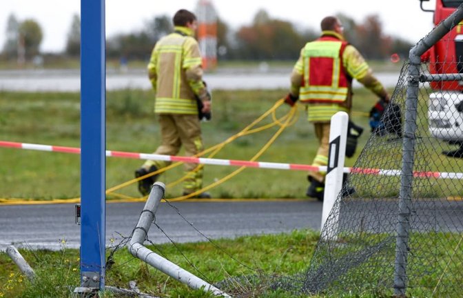 Erneuter Sicherheitsvorfall: Der durchbrochene Zaun am Flughafen Leipzig/Halle.<span class='image-autor'>Heiko Rebsch/dpa</span>