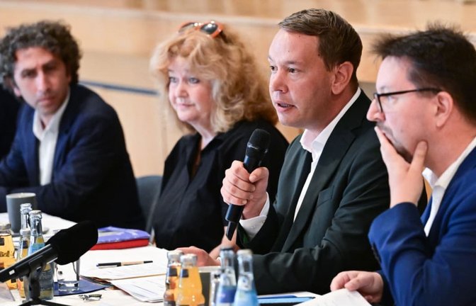 (v.l.n.r.) Robert Ogmann, Projektleiter RIAS Baden-Württemberg, Barbara Traub, Vorstandssprecherin der Israelitischen Religionsgemeinschaft Württembergs, Oliver Hildenbrand (Grüne), Minister für Soziales, Arbeit und Gesundheit in Baden-Württemberg, und der Antisemitismusbeauftragte Michael Blume blickten besorgt auf aktuelle Entwicklungen.<span class='image-autor'>Bernd Weißbrod/dpa</span>