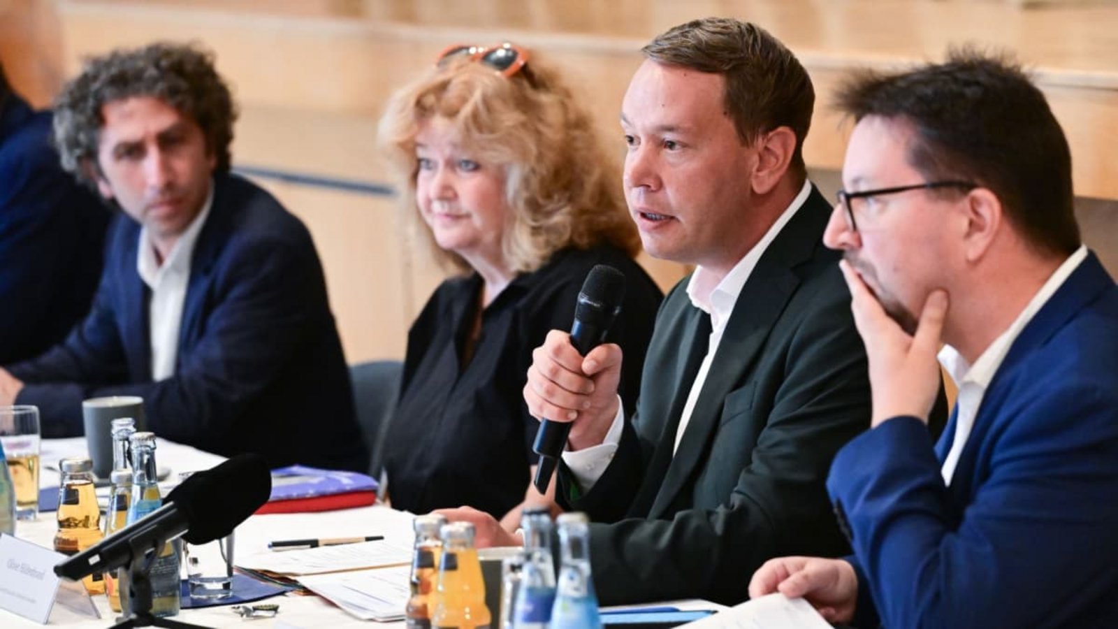 (v.l.n.r.) Robert Ogmann, Projektleiter RIAS Baden-Württemberg, Barbara Traub, Vorstandssprecherin der Israelitischen Religionsgemeinschaft Württembergs, Oliver Hildenbrand (Grüne), Minister für Soziales, Arbeit und Gesundheit in Baden-Württemberg, und der Antisemitismusbeauftragte Michael Blume blickten besorgt auf aktuelle Entwicklungen.Bernd Weißbrod/dpa