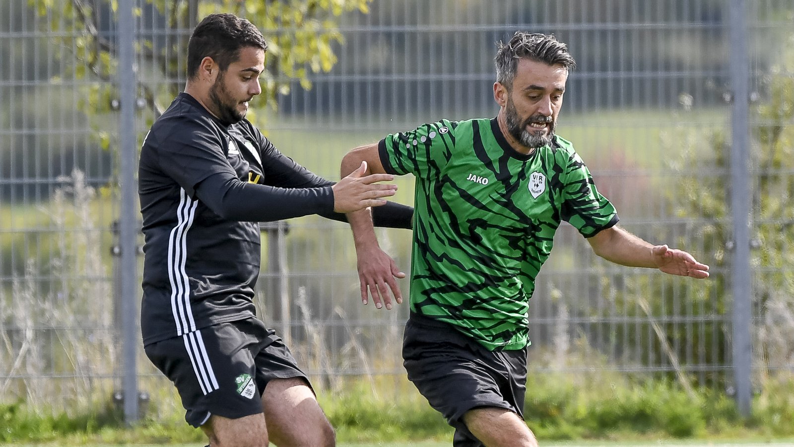 Bujar Ismajli (rechts) vom VfR Sersheim setzt sich gegen Raul Müller de la Pena vom SV Iptingen II durch. Fotos: Leitner